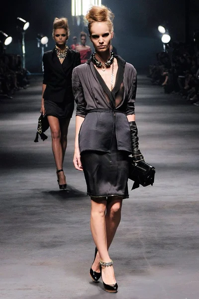 Look 16